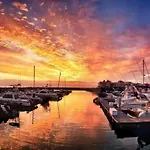 Seaside Cottage, Sleeps 4, A Minutes Walk From The Beach!