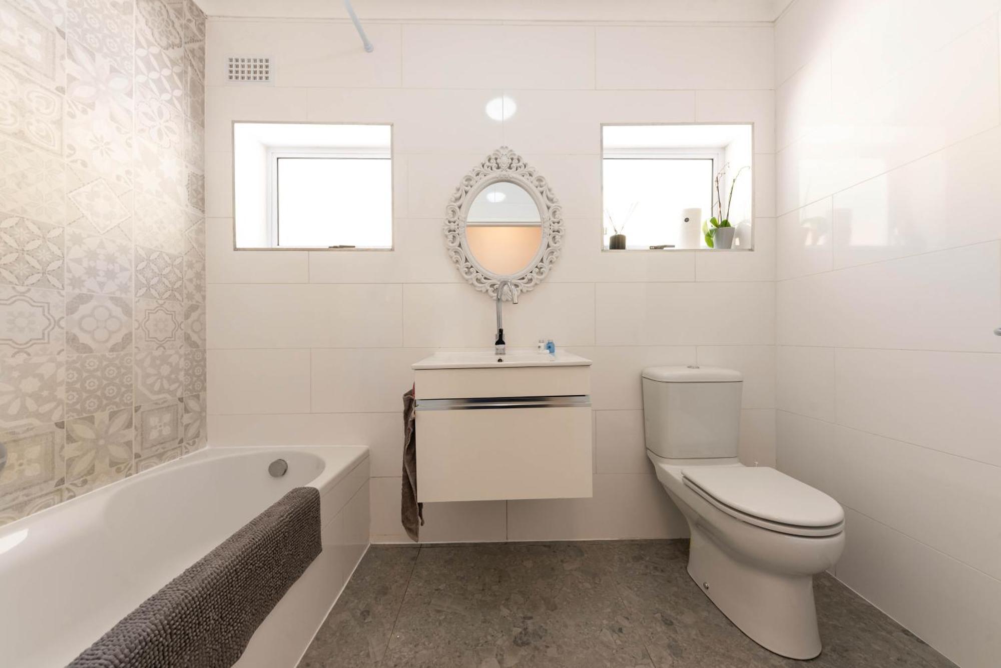 Seaside Cottage, Sleeps 4, A Minutes Walk From The Beach!