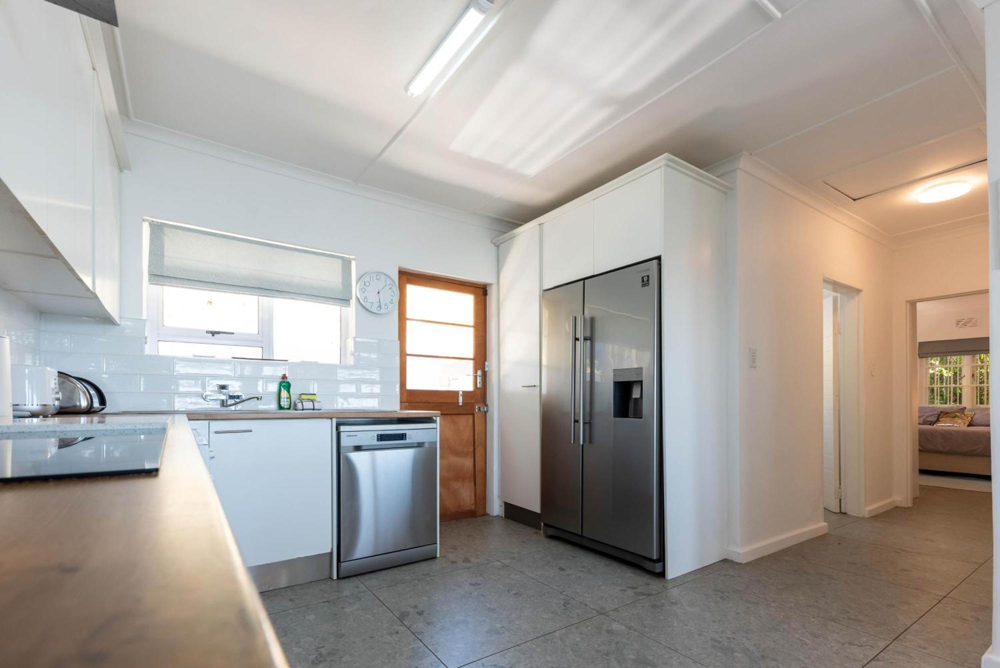 Seaside Cottage, Sleeps 4, A Minutes Walk From The Beach!