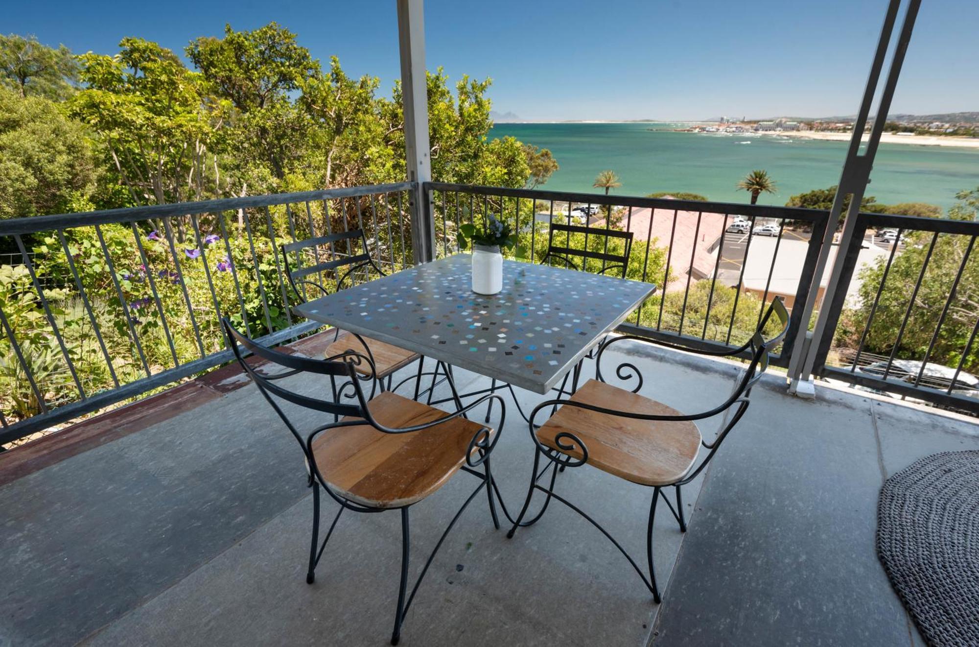 Seaside Cottage, Sleeps 4, A Minutes Walk From The Beach!