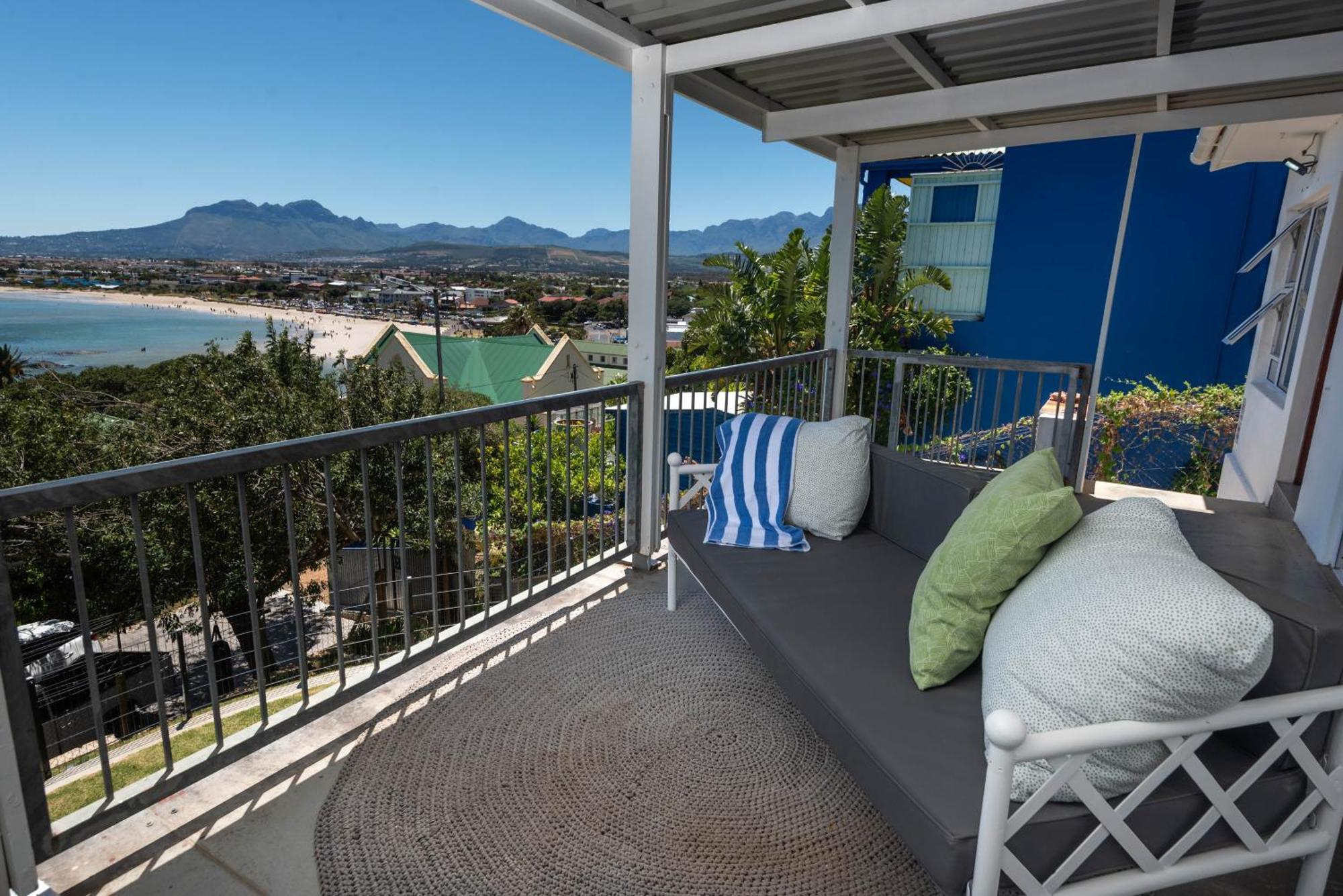 Seaside Cottage, Sleeps 4, A Minutes Walk From The Beach!